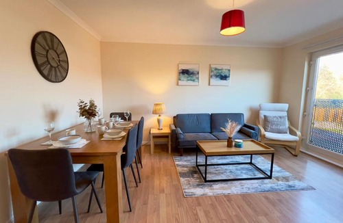 North Glasgow Apartment | Sleek & Modern 2BR - Easy Access to City Centre