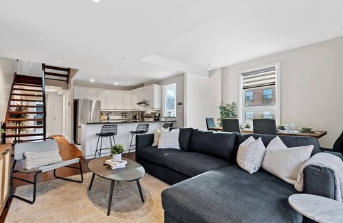 Lawrence Park South Hotel | Sleeps 10, 3bed/3bath + outdoor space + subway