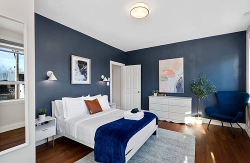 Lawrence Park South Hotel | Sleeps 10, 3bed/3bath + outdoor space + subway