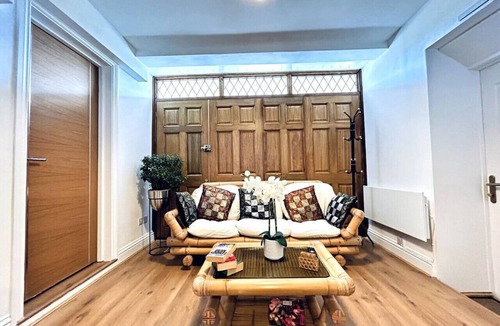 Potters Bar Apartment | Sleeps 4 - 2BR Flat - Van Parking - Flexible Beds