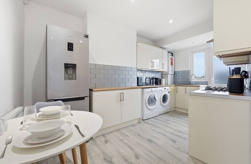 Potters Bar Apartment | Sleeps 4 | Central | 16 Mins to London