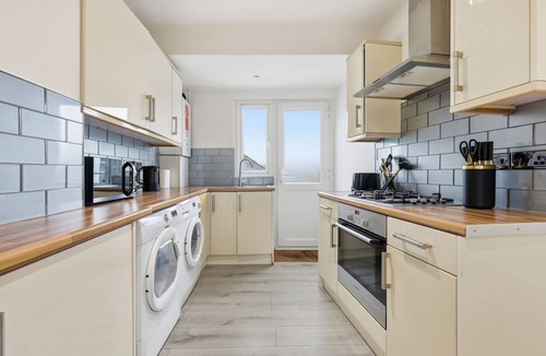 Potters Bar Apartment | Sleeps 4 | Central | 16 Mins to London