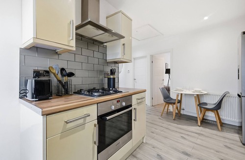 Potters Bar Apartment | Sleeps 4 | Central | 16 Mins to London
