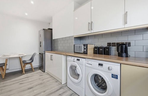 Potters Bar Apartment | Sleeps 4 | Central | 16 Mins to London