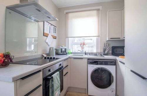 King's Park House | Sleeps 5 with walk in Shower, Rutherglen - Glasgow