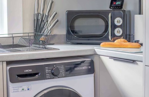 King's Park House | Sleeps 5 with walk in Shower, Rutherglen - Glasgow
