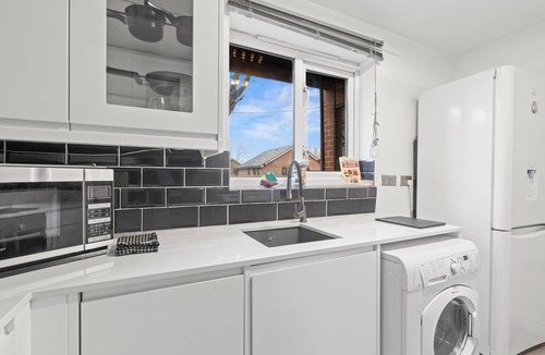 Poplar Apartment | Sleeps 6| 2 Bed Flat 5mins Drive to Canary Wharf Station | SquidGame FreeParking