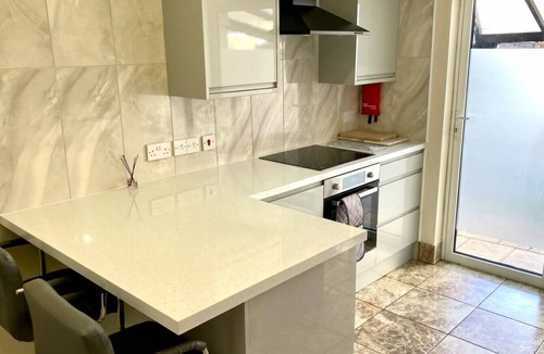 East Finchley Apartment | Sleeps 6 House with Free Parking · Walk to Cherry Tree Wood, East Finchley