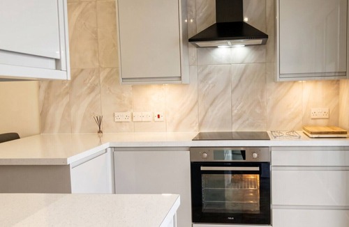 East Finchley Apartment | Sleeps 6 House with Free Parking · Walk to Cherry Tree Wood, East Finchley
