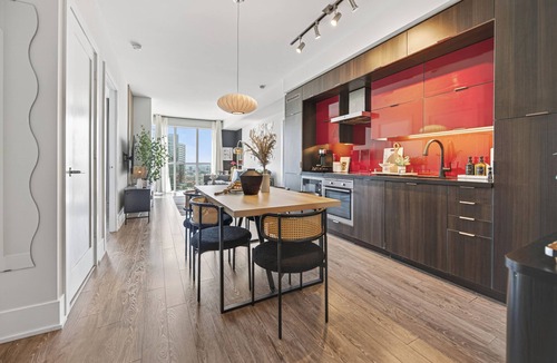 Toronto Entertainment District Condo | Sleeps 6-Luxury King Beds | Events & Free Parking