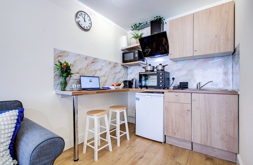Ponders End Apartment | Smart Studio- North London - Sleeps 2 - free parking