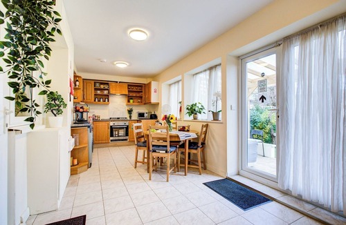 Ponders End Apartment | Smart Studio- North London - Sleeps 2 - free parking