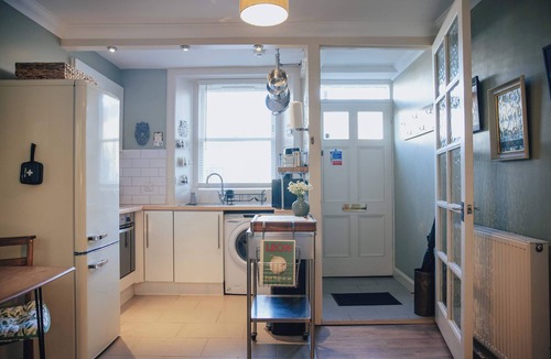 Colinton Apartment | Snug 1 Bed Apartment in Juniper Green with Parking