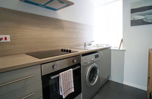 Lanark House | Snug Modern Home in Historic Village