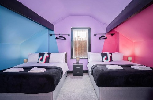 Doncaster Apartment | Social Media Inspired 3BR - Long Stays Disc