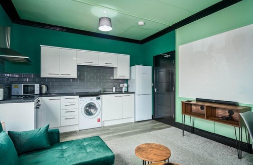 Doncaster Apartment | Social Media Inspired 3BR - Long Stays Disc