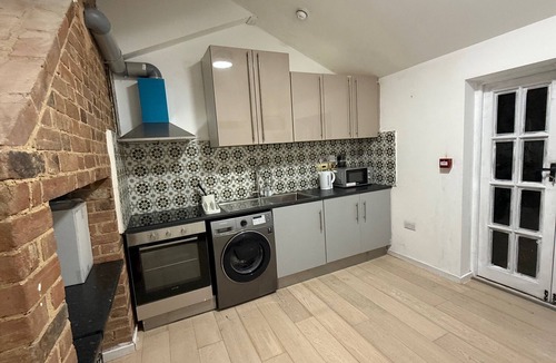 Loughton Apartment | Soothing 1-bedroom apartment in quaint Chigwell, perfect for a relaxing stay.