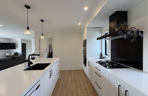 Te Anau House | Southern Peaks Panorama