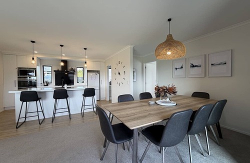 Te Anau House | Southern Peaks Panorama