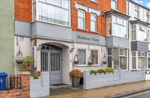 Cleethorpes House | Spacious 8-BR Guest House | Ideal for Large Groups