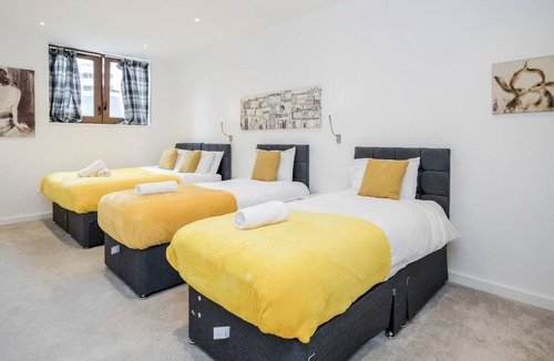St Albans Apartment | Spacious 1 Bed Luxury St Albans Apartment - Free WiFi & Movies also Free Parking.