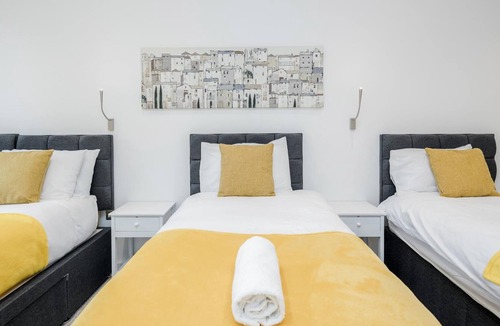 St Albans Apartment | Spacious 1 Bed Luxury St Albans Apartment - Free WiFi & Movies also Free Parking.