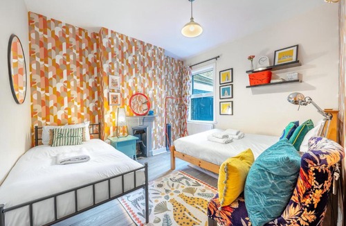 Camberwell Apartment | Spacious 2-BDR Vibrant City Cottage in Camberwell