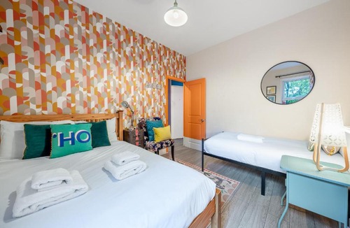 Camberwell Apartment | Spacious 2-BDR Vibrant City Cottage in Camberwell