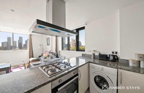 Poplar Apartment | Spacious 2 Bed Apartment in London by Amber Stays - Perfect for Business & Contractors, Sleeps 6!