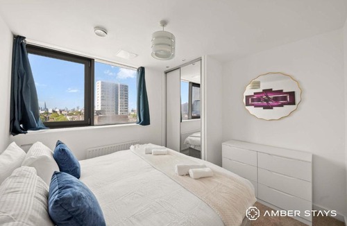 Poplar Apartment | Spacious 2 Bed Apartment in London by Amber Stays - Perfect for Business & Contractors, Sleeps 6!