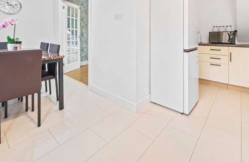 Coatbridge House | Spacious 2-Bedroom Home with Private Driveway | Ideal for Long Stays