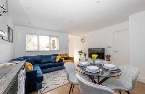 Luton Apartment | Spacious 2 bedroom home, Contractors friendly and free parking