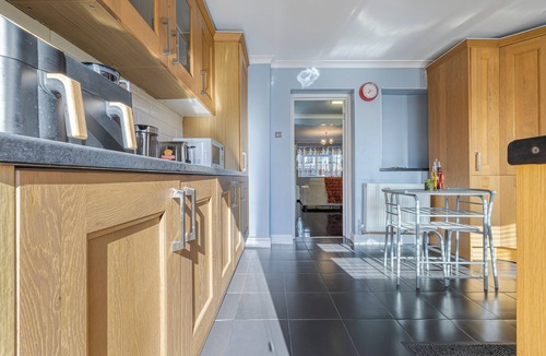 Parsloes House | Spacious 2 Bedroom House with Private Parking and Garden - London - Sleeps 4