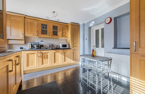 Parsloes House | Spacious 2 Bedroom House with Private Parking and Garden - London - Sleeps 4