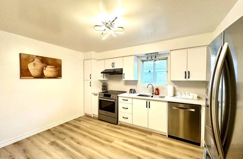Milliken Villa | Spacious （238 sq meters）5-bedroom villa in fabulous Toronto with free parking