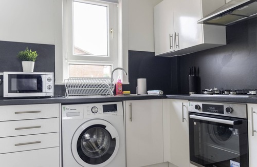 Larkhall House | Spacious 2BR Apt | Sleeps 4 | Easy Access