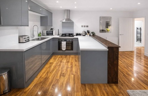 Bedford Apartment | Spacious 2BR Bradford Home for 6
