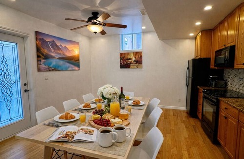 Brampton House | Spacious 2BR+Den Retreat + Fireplace + 10ft Ceiling