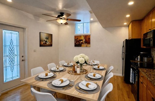 Brampton House | Spacious 2BR+Den Retreat + Fireplace + 10ft Ceiling