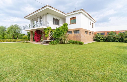 Sant Pere Pescador Villa | Spacious 3-Bed House with A/C, BBQ, Garden, WiFi, Parking, Sports Room