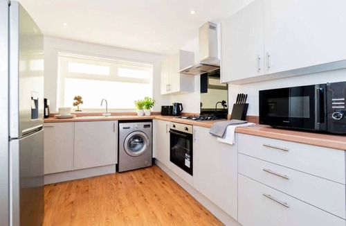 Doncaster House | Spacious 3 BED Doncaster Home w Garden & Parking