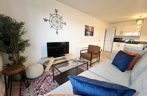 Borehamwood Apartment | Spacious 3-Bed Flat w/Balcony and Private Parking