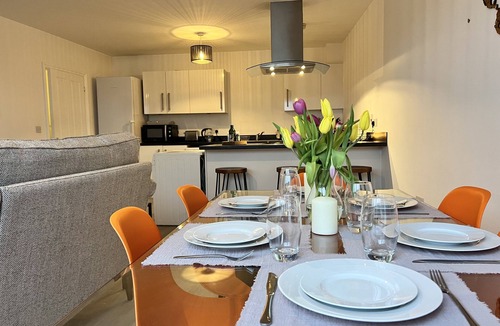 Borehamwood Apartment | Spacious 3-Bed Flat w/Balcony and Private Parking