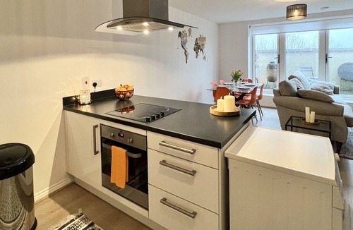 Borehamwood Apartment | Spacious 3-Bed Flat w/Balcony and Private Parking