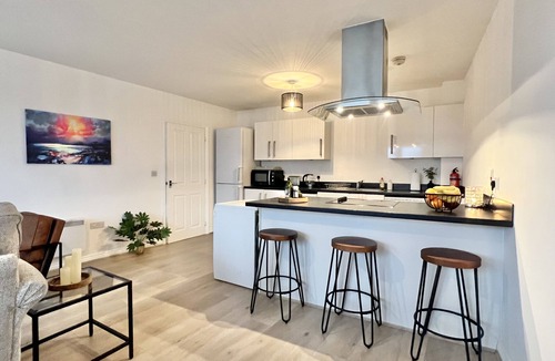 Borehamwood Apartment | Spacious 3-Bed Flat w/Balcony and Private Parking