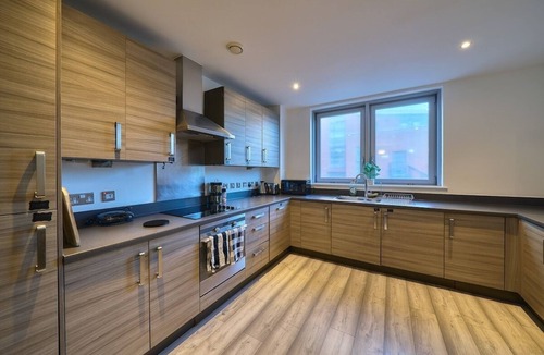 Stratford and New Town Apartment | Spacious 3-bed Apartment in Stratford | Free Parking & Terrace