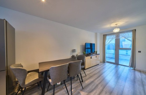 Stratford and New Town Apartment | Spacious 3-bed Apartment in Stratford | Free Parking & Terrace