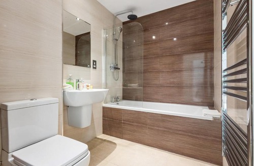 Canning Town Apartment | Spacious 3-Bed Home Near ExCeL London