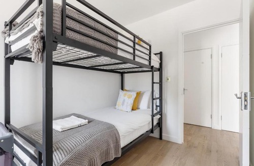 Canning Town Apartment | Spacious 3-Bed Home Near ExCeL London