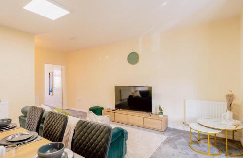Letchworth Apartment | Spacious 3 Bed in Letchworth by ARP HOMES, Ideal for contractors and Long Term Stays, Sleeps 6
